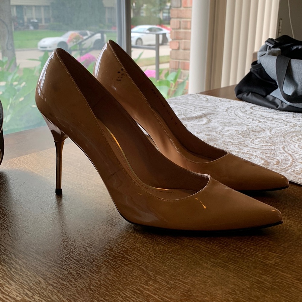 Stuart Weizmann Beige patent leather stilettos